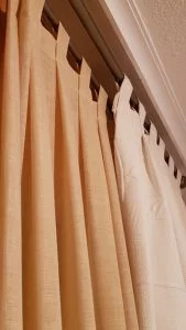 como hacer cortinas con tablas y trabillas