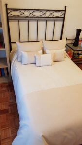 cama con complementos textiles