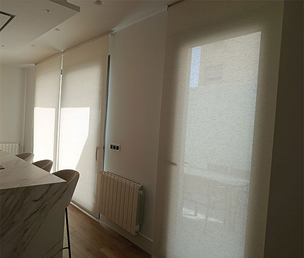 Estores enrollables screen instalados en cocina de Valdemoro